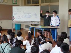 感謝の手紙を書く子どもたち