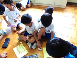 感謝の手紙を書く子どもたち