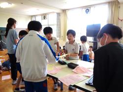 感謝の手紙を書く子どもたち