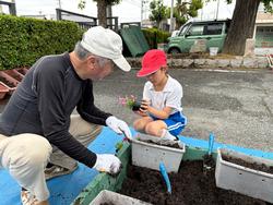 3年生中央公民館で花植え