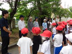 2年生老人会の方々と花植え