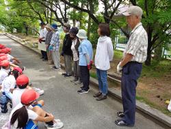 2年生老人会の方々と花植え