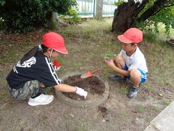2年生老人会の方々と花植え