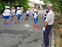 2年生老人会の方々と花植え