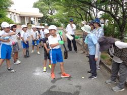2年生老人会の方々と花植え