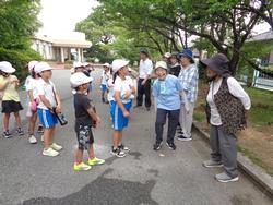 2年生老人会の方々と花植え