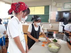 6年家庭科の授業（調理実習）