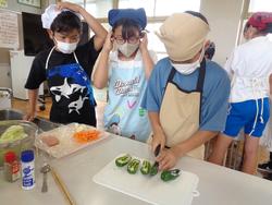 6年家庭科の授業（調理実習）
