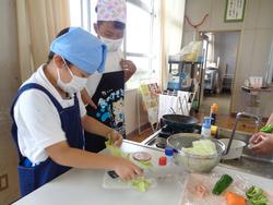 6年家庭科の授業（調理実習）