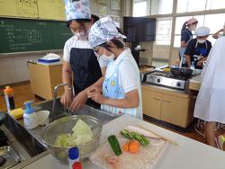 6年家庭科の授業（調理実習）