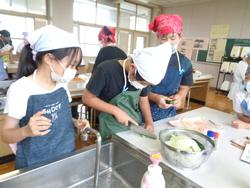 6年家庭科の授業（調理実習）
