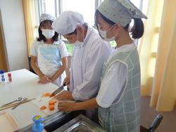 6年家庭科の授業（調理実習）
