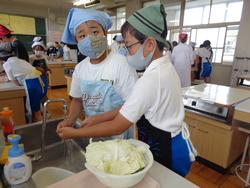 6年家庭科の授業（調理実習）