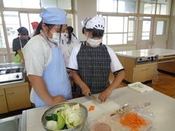 6年家庭科の授業（調理実習）