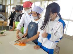 6年家庭科の授業（調理実習）