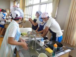 6年家庭科の授業（調理実習）
