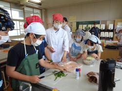 6年家庭科の授業（調理実習）