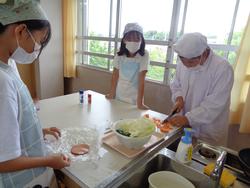 6年家庭科の授業（調理実習）