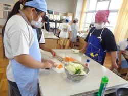 6年家庭科の授業（調理実習）
