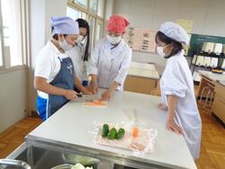 6年家庭科の授業（調理実習）
