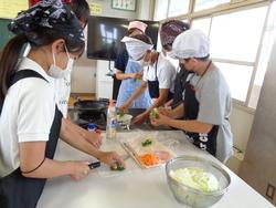 6年家庭科の授業（調理実習）