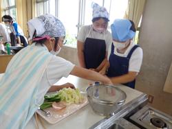 6年家庭科の授業（調理実習）