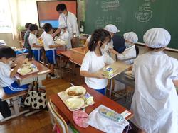 1年生給食の様子