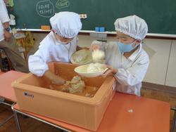1年生給食の様子