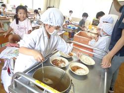 1年生給食の様子