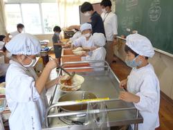 1年生給食の様子