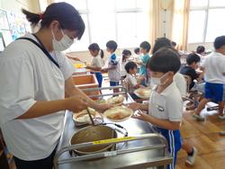1年生給食の様子