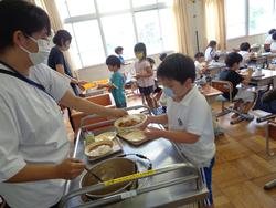 1年生給食の様子