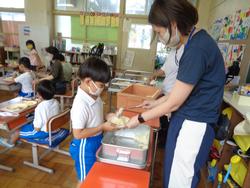 1年生給食の様子