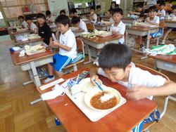 1年生給食の様子