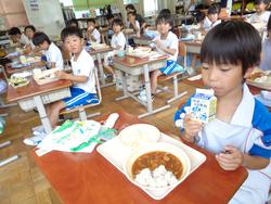 1年生給食の様子