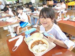 1年生給食の様子