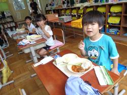 1年生給食の様子