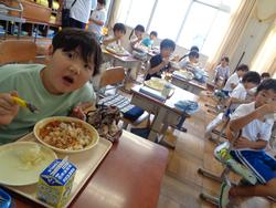 1年生給食の様子