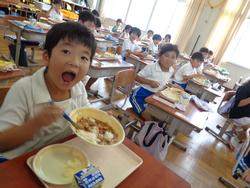 1年生給食の様子