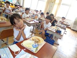 1年生給食の様子