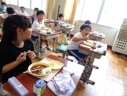 1年生給食の様子