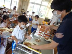 1年生給食の様子