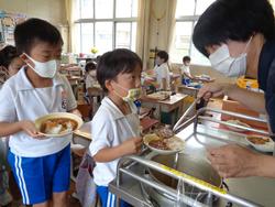 1年生給食の様子