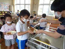 1年生給食の様子
