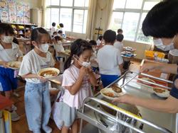 1年生給食の様子