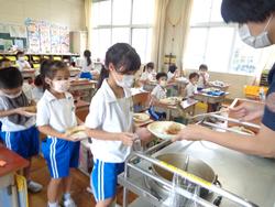 1年生給食の様子