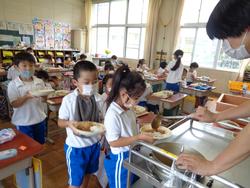 1年生給食の様子