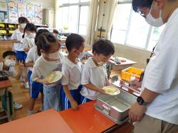 1年生給食の様子
