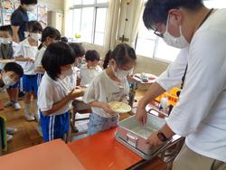 1年生給食の様子