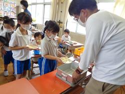 1年生給食の様子